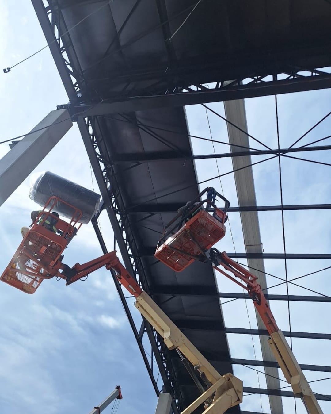 Aplicação de isolamento térmico em uma grande cobertura industrial